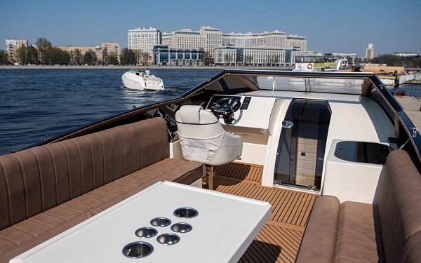 Аренда катера Velvette 33 Белуга в Питере
